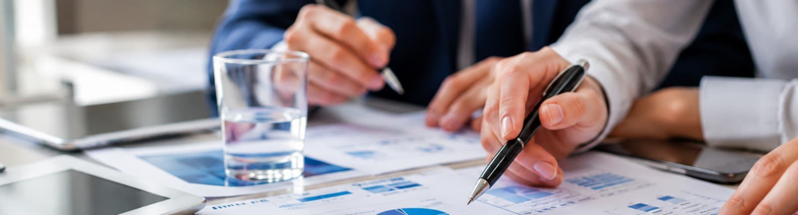 Profissionais analisando documentos e indicadores institucionais