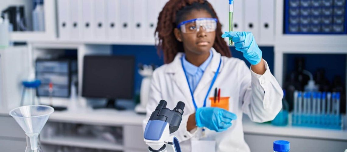 cientista-afro-americana-segurando-tubo-de-ensaio-no-laboratorio_839833-8926.jpg