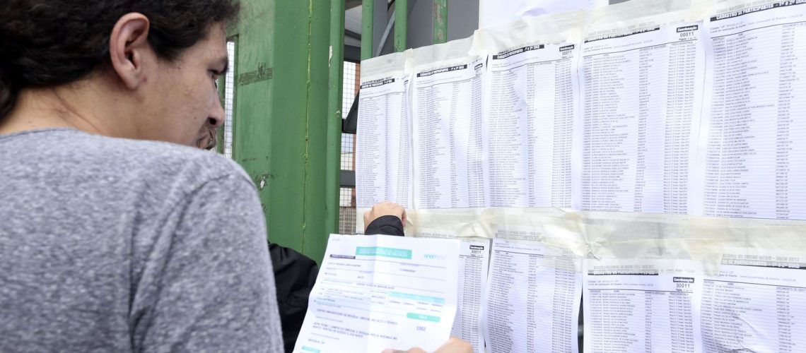 estudante_confere_lista_do_enem_-_foto_valter_campanato-arquivo_agencia_brasil.jpg