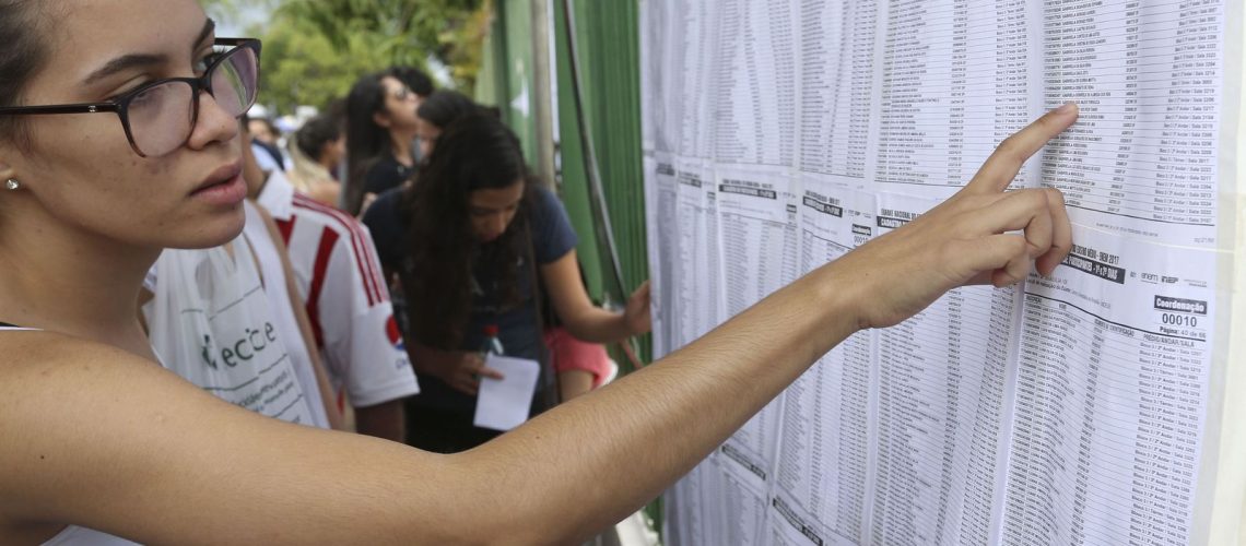 estudante_confere_lista_do_enem_-_foto_valter_campanato-arquivo_agencia_brasil_2.jpg