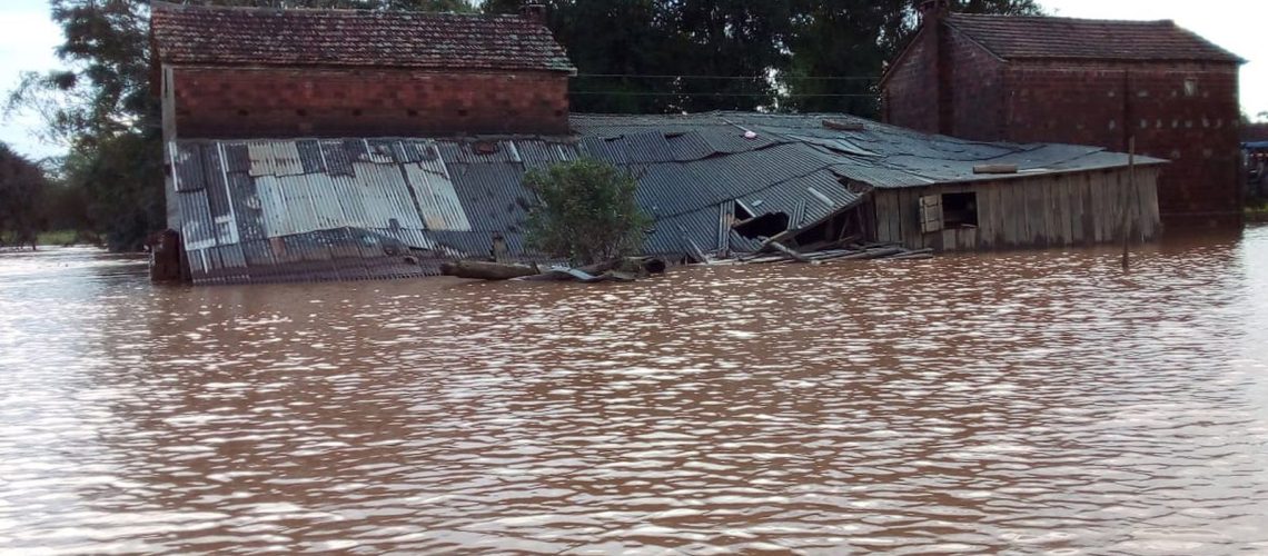 unidade_produtiva_camponesa_submersa._perda_total_de_plantio_producao_maquinario_e_infraestrutura.jpeg
